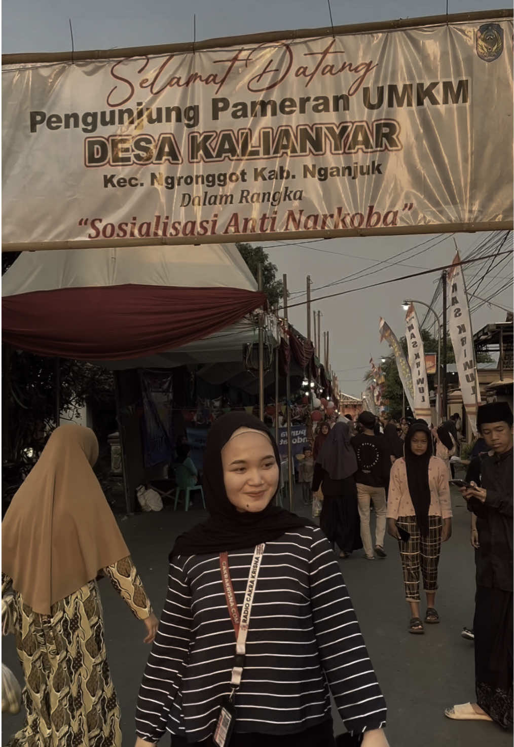✨ Meriahkan HUT ke-80 RI di Desa Kalianyar ✨ Rangkaian peringatan Hari Ulang Tahun Kemerdekaan RI di Desa Kalianyar, Kecamatan Ngronggot, Kabupaten Nganjuk, mencapai puncaknya dengan gelaran pameran UMKM dan bazar rakyat pada Minggu (24/8/2025). Sepanjang jalan desa disulap menjadi pusat keramaian, dipadati ribuan warga yang antusias menikmati suasana. Stand-stand UMKM lokal menampilkan beragam produk, mulai dari kuliner tradisional, kerajinan tangan, hingga hasil pertanian khas desa. Kepala Desa Kalianyar, Joko Murtejo, menyampaikan bahwa kegiatan ini tidak hanya menjadi ajang hiburan, tetapi juga sarana untuk mengangkat potensi lokal agar semakin dikenal luas. “Harapannya, produk UMKM desa bisa lebih maju dan memberi manfaat ekonomi bagi masyarakat,” ujarnya. 🎉 Semangat kebersamaan, gotong royong, dan rasa cinta tanah air begitu terasa dalam momen ini—sebuah bukti nyata bahwa kemerdekaan dirayakan tidak hanya dengan pesta, tetapi juga dengan memperkuat ekonomi rakyat. 🇮🇩❤️