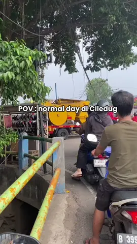 Ketemu alat berat sama suara klakson mulu #povciledug #ciledugtangerang #ciledug #jalanjalansore #macetciledug #berandatiktok #pasarciledug 