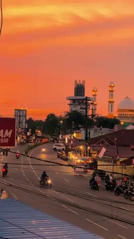 Sore hari di Kisaran, saat jalan Cokro mulai redup, dan suara azan maghrib menyambut malam yang tenang  #kisaranasahan #kisaransumatrautara 