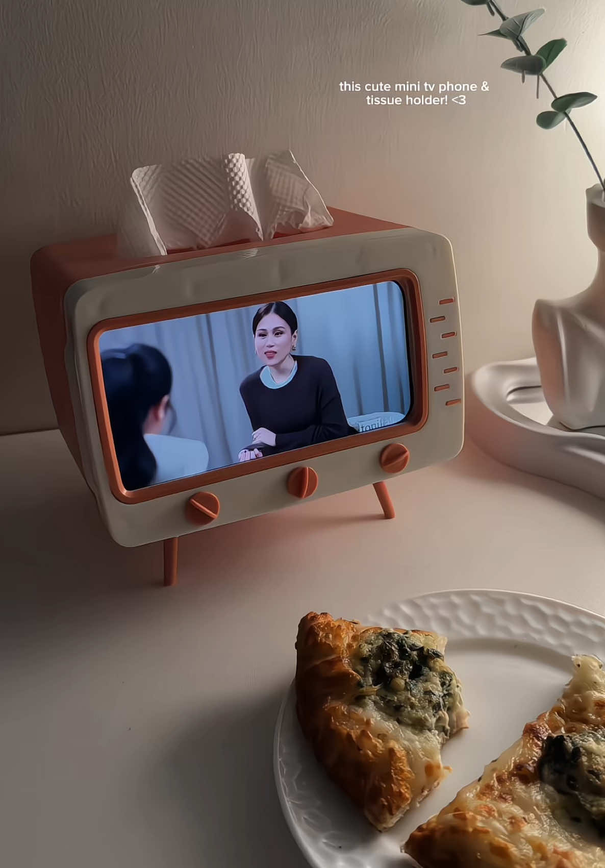 sobrang cute!!! 🥹🥹 #phoneholder #tissueholder #minitv #minitvphoneholderwithtissuebox #fyp 