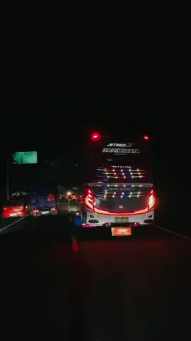 Enak susunya.  #bus #videobus #bismania #busmalam #beranda 