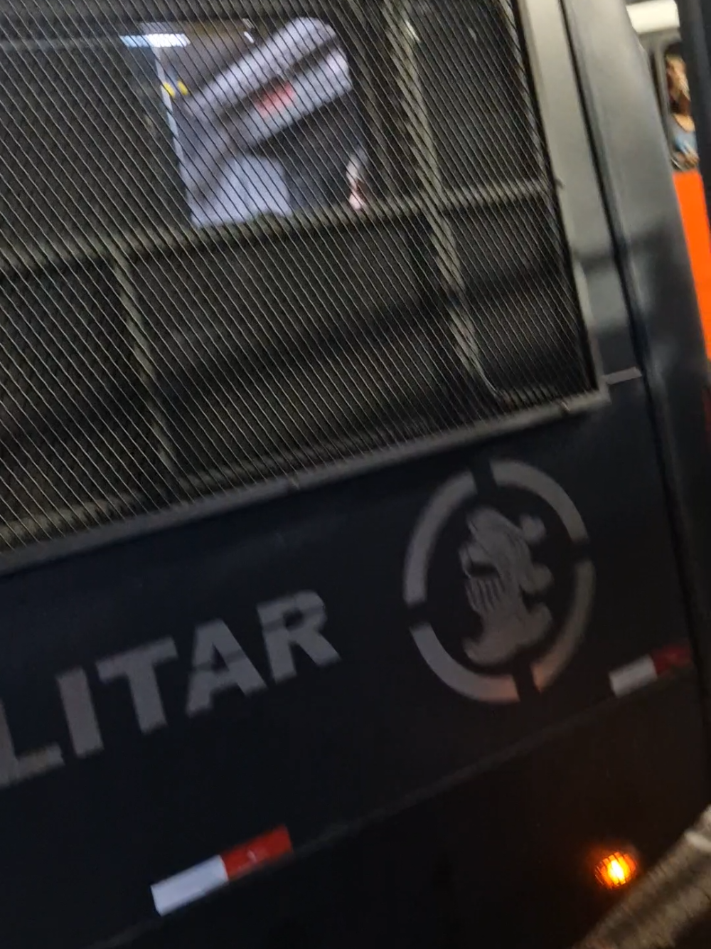 que sensação em eles fazendo o 5 dentro do anibus militar na porta da delegacia 😱😱🤣🤣🤣🤣🤣🤣#delegacia #tchetchene #militar #fyp 
