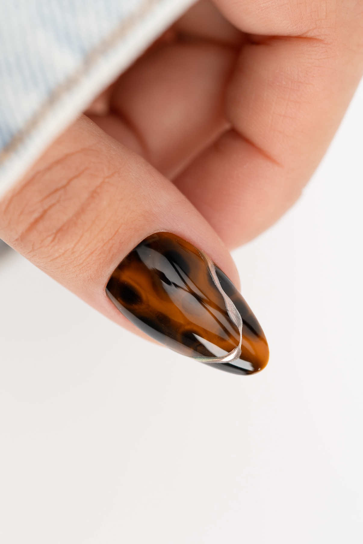 Syksy lähestyy, mietitkö millaiset kynnet teet seuraavaksi? Sano hei syksylle tällä trendikkäällä tyylillä, joka toimii tilanteessa kuin tilanteessa 🤎 #pronails #pronalityacademy #pronailsfinland #nailart #nailtutorial #nailarttutorial #nailartist #naildesigns #nailsrtvideos #naillove #nailartlover #nailinspo #nailideas #tortoisenails #tortoisenailart #tortoisenailtutorial 