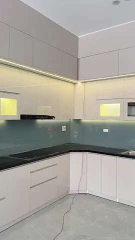 Tủ bếp thùng nhựa picomat cánh tủ acrylic bóng gương cao cấp #quangdangnoithat #tubepinox #tubepinoxcanhacrylic #tubepnhuapicomat 