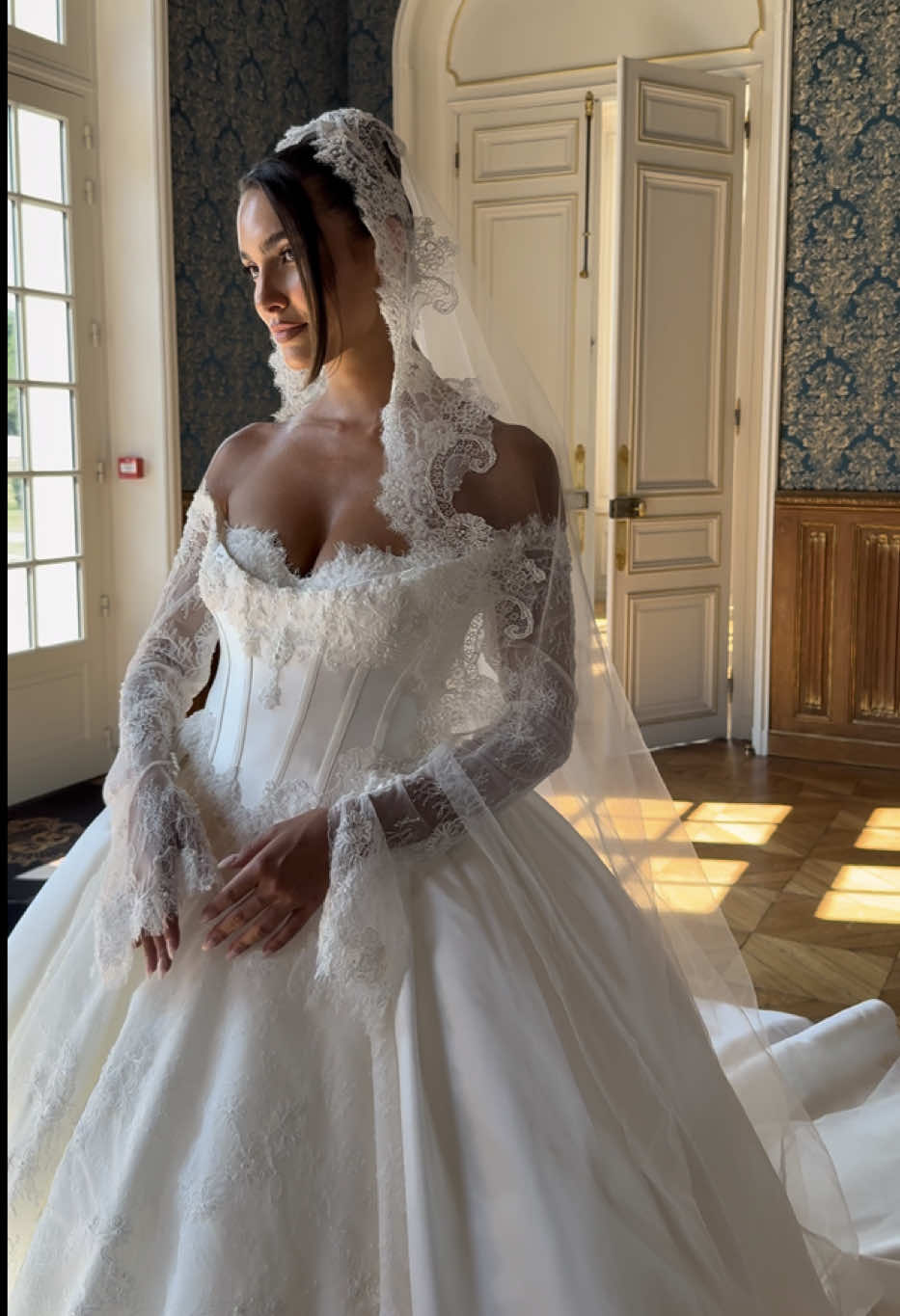 L’élégance à l’état pur 🤍 #elegance #pur #robedemariee #mariage #simacoutureparis 