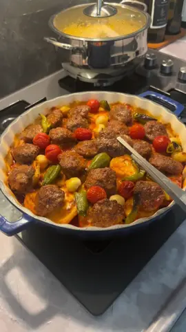 Köfte patates 👇Tarif 👇👇 Köftesi için  400 gr orta yağlı kıyma  4 yemek kaşığı galete unu 1 adet yumurta  1 adet rendelenmiş soğan 2 diş rendelenmiş sarımsak  1 çay kaşığı tatlı toz kırmızı biber,pulbiber  2 yemek kaşığı sıvıyağ 4.5 adet patates Kırmızı biber kekik Yarım çay bardağına yakın sıvıyağ  1 çay kaşığı tuzla harmanladım. Üst sosu içi 1 yemek kaşığı salça  1.5 su bardağı su  3 yemek kaşığı sıvıyağ Bütün köfte malzemelerini karıştırıp yoğurdum şekil verdim vaktiniz barsa dolapta dinlendirin yoksa pişirin. Patatesleri sıvıyağ ve baharatlarla harmanlayıp 180 derece fırında 15.20  dakika pişirelim. Üzerine köfteleri dizelim.  1 yemek kaşığı salçayı sıvıyağla kavuralım üzerine suyunu ilave ederek eşit köftelerin üzerine dökelim. Üzerine biber ve domates ekleyebilirsiniz. Köfteler pişine kadar 180 derece fırında bir süre daha pişirelim. Afiyetle