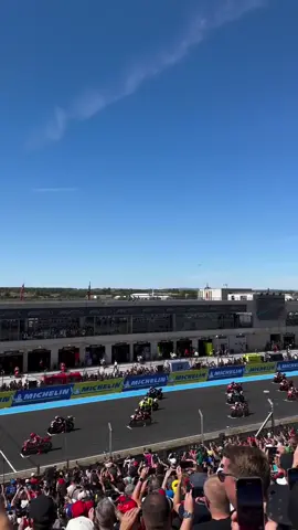 #HungarianGP starts 🏍💨🇭🇺 #motogp #marcmarquez #todorojo🔴 #weare93 