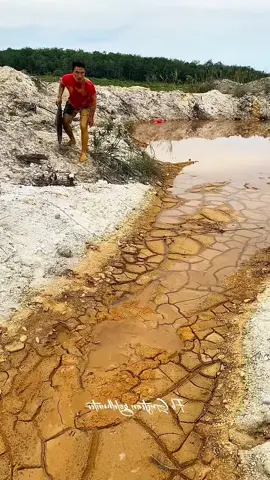 Looking for gold and panning for gold buried in river walls #mininggold #goldpanning #goldhunter #golddiscovery #viralvideo #foryou #foryoupage 