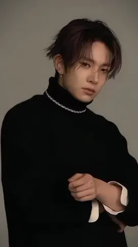 pov: kamu dan heeseung sudah berpacaran hampir 4 tahun── kalian berpacaran sejak SMP, dan sekarang kamu dan heeseung sudah menginjak bangku sma yg dimana kamu sekarang dan heeseung sudah kelas 12.. murid-murid di sekolah mu juga tau kalau kamu sudah lama berpacaran dengan heeseung, mereka mengenal hubungan kalian yang harmonis dan romantis, yang membuat mereka sangat iri pada mu karna mendapatkan laki-laki seperti heeseung namun semakin lama cara berpacaran kalian semakin tidak normal ── yg dimana heeseung sering kali mengajak mu untuk bolos dan pergi ke rumah nya hanya untuk bermesraan dan dia juga semakin tidak sopan menyentuh tubuh mu tanpa persetujuan dari mu.  kalian juga sering kali bermesraan di ruftop sekolah tanpa ada yang tahu, murid maupun guru sekalipun, hari ini kamu sedang berada di kelas dan menulis sesuatu di buku mu, tiba-tiba heeseung menghampiri mu dan duduk di bangku sebelah mu 