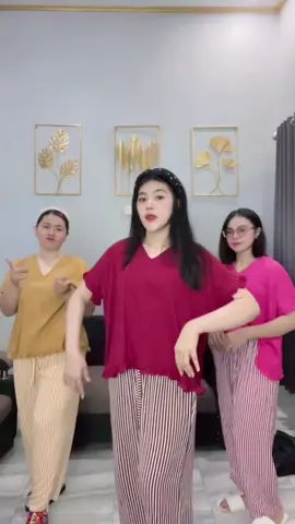 Kelean udah couplean pake dera oneset belum nich? 🤪❤️💛💖 #KireiStyle #OnsetCantik #OnsetCasualStyle #OneSetWanitaKekinian #OneSetKekinianTerbaru2025                   