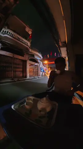 Trà đêm yên tĩnh 🌙 | ASMR tiếng trà rót 🍵 Đêm xuống, chỉ còn tiếng trà rót, tiếng thở khẽ vang lên trong không gian tĩnh lặng. Một khoảnh khắc bình yên, chậm lại để lắng nghe chính mình. 🌌🍵 #TraDem #ASMR #TiengTra #YenTinh #DemLang #TraDaoLy #Relax #CuocSongDonGian#shorts #reels #TeaLovers #reelsviralシ #ThienNhien #short #Astonhall