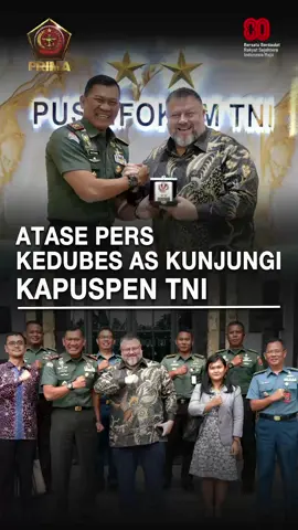 Kapuspen TNI Terima Atase Pers Kedubes AS, Perkuat Diplomasi Pertahanan melalui Komunikasi Strategis (Puspen TNI). Kepala Pusat Penerangan (Kapuspen) TNI Mayjen TNI Kristomei Sianturi, S. Sos., M.Si. (Han)., menerima kunjungan Atase Pers Kedutaan Besar Amerika Serikat untuk Indonesia Jamie W. Ravetz, bertempat di Ruang Tamu Gedung TB. Simatupang, Puspen TNI, Jakarta, Rabu (20/8/2025). Kunjungan tersebut berlangsung dalam suasana hangat dan penuh keakraban sebagai ajang perkenalan serta silaturahmi antara pejabat komunikasi publik kedua negara. Dalam pertemuan itu, dibahas peluang kerja sama di bidang diplomasi pertahanan, khususnya melalui komunikasi strategis dan pengelolaan informasi publik. Kapuspen TNI menyampaikan bahwa Pusat Penerangan TNI merupakan sumber informasi resmi terkait kebijakan, kegiatan, operasi, maupun sikap TNI di samping membangun citra dan menjaga transparansi di hadapan publik, baik nasional maupun internasional. 