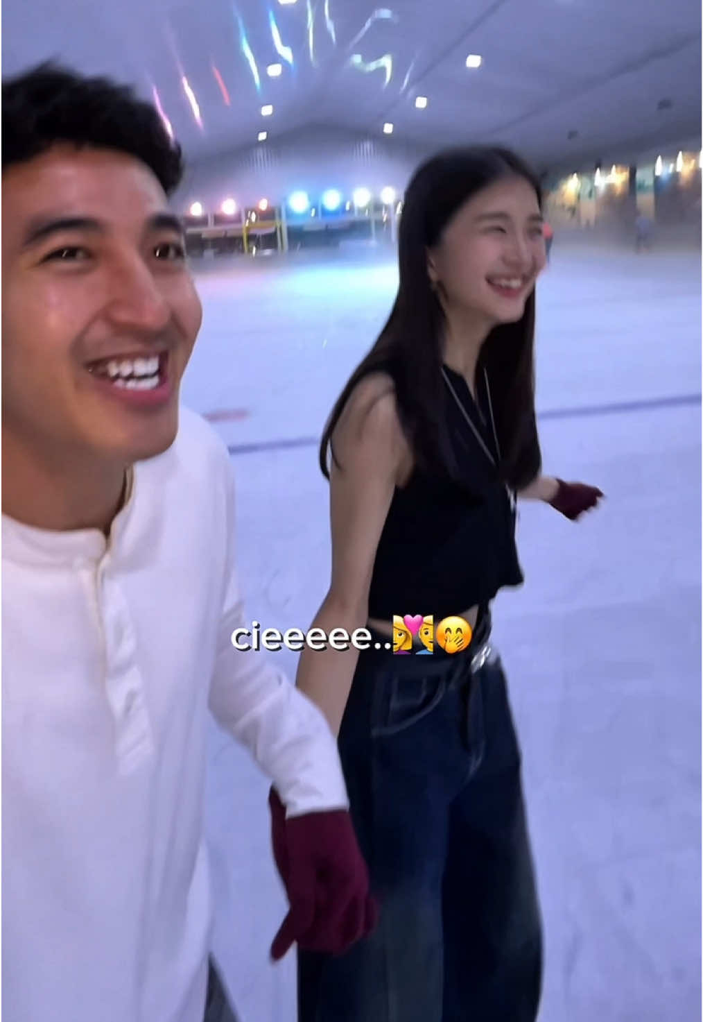 part 4 diajakin lenna main ice skating⛸️❄️ @Lenna Suka Coklat🍫 #mahaciwa #kenalanduludong #fyp #gombalanmaut #surabaya #exploresurabaya #fakesituation⚠️ 
