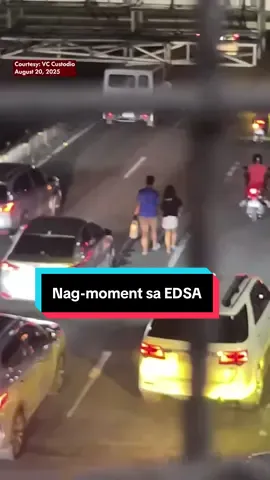NAG-MOMENT SA GITNA NG EDSA? Viral ngayon sa social media ang nakuhanang video ng isang babae at isang lalaki na animo'y may sariling mundo sa gitna ng kalsada malapit sa MRT-3 Buendia Station sa EDSA nitong August 20. Halong reaksyon ang nakuha ng video na ito mula sa netizens. May napa-sana all, mayroon din naming nainis at nabahala sa paglalakad ng dalawa sa busy na kalsada. Inaalam pa ang reaksyon ng mga awtoridad ukol dito.