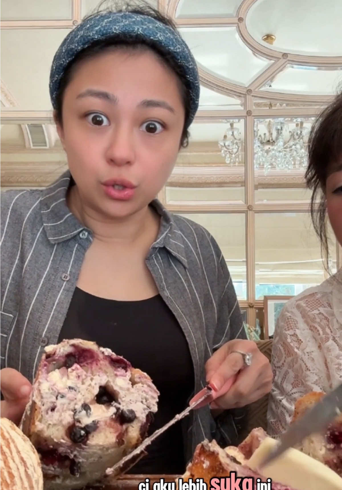 Blueberry sourdough from @The Cafe Sweets + honey butter? 10/10 no debat 😋💙 My mom: sourdough pake coklat… like?? 🍫😂 Is she foodie icon or just lagi random banget? 🤔. Langsung order dan pesan ke CafeSweets 📲 +6281388177790 +6287807217790 • • • • • #honestreview #viral #trending #fyp #foryou #sourdough #enak #bakery #pastry #funny #baru #coklat #food #makan 