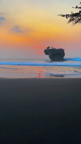 Golden sunrise pantai madasari 😍🌅🌊🏖️ info reservasi langsung japri aja no watshapp di bio ☎️👌 #madasaribeach #sunrise #sewatendamadasari #jawabarat #pangandaran #fypシ゚viral 
