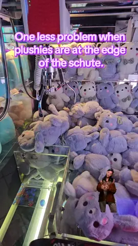 ibabagsak na lang yung claw...pero minsan hindi pa pala panahon na mahulog sa schute. #clawmachine #clawmachinephilippines 