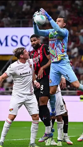 Diserang senin kamis, Emil Audero tetap klimis! Tak disangka, tim promosi Cremonese menang melawan AC Milan! Baru juga 3 menit laga dimulai gawang Emil hampir kebobolan saat bola sepakan Santi Gimenez mengalami deflection, berbelok arah, Emil mati langkah, untungnya bentur tiang, dan keluar. Mengejutkan di menit ke-27 sundulan si otot Baschirotto berhasil menjebol gawang Maignan. Tapi jelang paruh pertama usai Pavlovic berhasil menyamakan. Modric hampir saja mencetak gol pertama untuk Milan, tapi Emil Audero dengan cemerlang menggagalkan! Sepakan kerasnya berhasil ia tepis keluar.  Gantian Pulisic yang mencoba, tapi sekali lagi Emil menepisnya. Asik nyerang, malahan Cremonese yang unggul lagi duluan! Jelas ini jadi gol terbaik Serie A di pekan pertama, saat tendangan salto Bonazzoli gagal diselamatkan Maignan! Milan tak sanggup mencetak gol tambahan, total Emil lalukan 4 penyelamatan, hari bersejarah, untuk kali pertama di San Siro Cremonese menang.  #beritabola​ #skorupdate​ #soccerplayer​ #sepakbola​ #emilaudero 