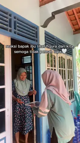 Bukan barang yang mewah, hanya sebingkai kenangan, tapi cukup membuat dunia mereka indah🥹.            #kkn #kknuinsuka #kkn2025 #rindu #kknpamit #seeyouagain #pulang #kenangan #fypage #fyp #fyppppppppppppppppppppppp #sampaijumpa 