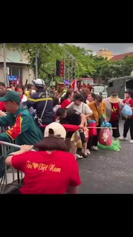Sốc! Người dân chen lấn xô đẩy dữ dội gây nhiều tranh cãi, mong mọi người hãy bình tĩnh… #reels #viral #A80 #dieubinhdieuhanh#Diemlam 