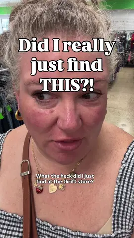 What?! 🤯 I’m dying to know what you think of this vintage handbag! Would you have grabbed it or left it there? #secondhandsquad  #trlthriftscore  #thriftedhome #thriftedandstyled 