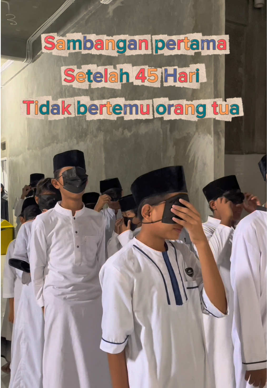 45 hari sudah mereka menahan rindu… santri Pondok Pesantren Ibnul Karim Qualita akhirnya bisa kembali bertemu orang tua tercinta. Air mata, pelukan, dan senyum bahagia menyatu dalam momen penuh haru ini. 🤍 Doakan mereka tetap tegar menuntut ilmu, agar kelak menjadi kebanggaan agama, bangsa, dan keluarga.  #ibnulkarimqualita #santri #pondokpesantren #rinduorangtua #ustadzaguskhoirulhuda  