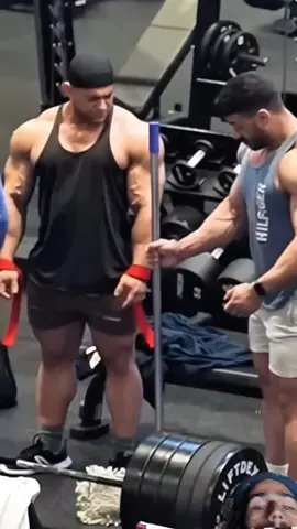 Anatoly prank shocks bodybuilders in gym #gym #prank #anatoly #GymTok 