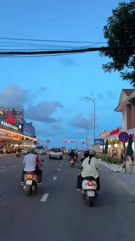 Những ngày cuối trước khi rời xa Đà Nẵng, tôi dành thời gian chạy xe vòng quanh thành phố, để ngắm nhìn từng con đường, từng góc phố thân quen, để gặp gỡ những người bạn đã đồng hành suốt quãng thời gian thanh xuân, và để tận hưởng trọn vẹn hương vị nơi này thêm một lần nữa. Lòng dâng lên chút lưu luyến, chẳng nỡ rời đi. Đà Nẵng – nơi đã ôm ấp, chở che tôi suốt 5 năm tuổi trẻ, nơi ghi dấu bao kỷ niệm đẹp đẽ và cho tôi cơ duyên gặp gỡ những con người đáng quý. Tạm biệt nhé Đà Nẵng, hẹn một ngày không xa ta lại gặp nhau, trong một khoảnh khắc thật đẹp 💖 #danang #sea #beach #fyp 