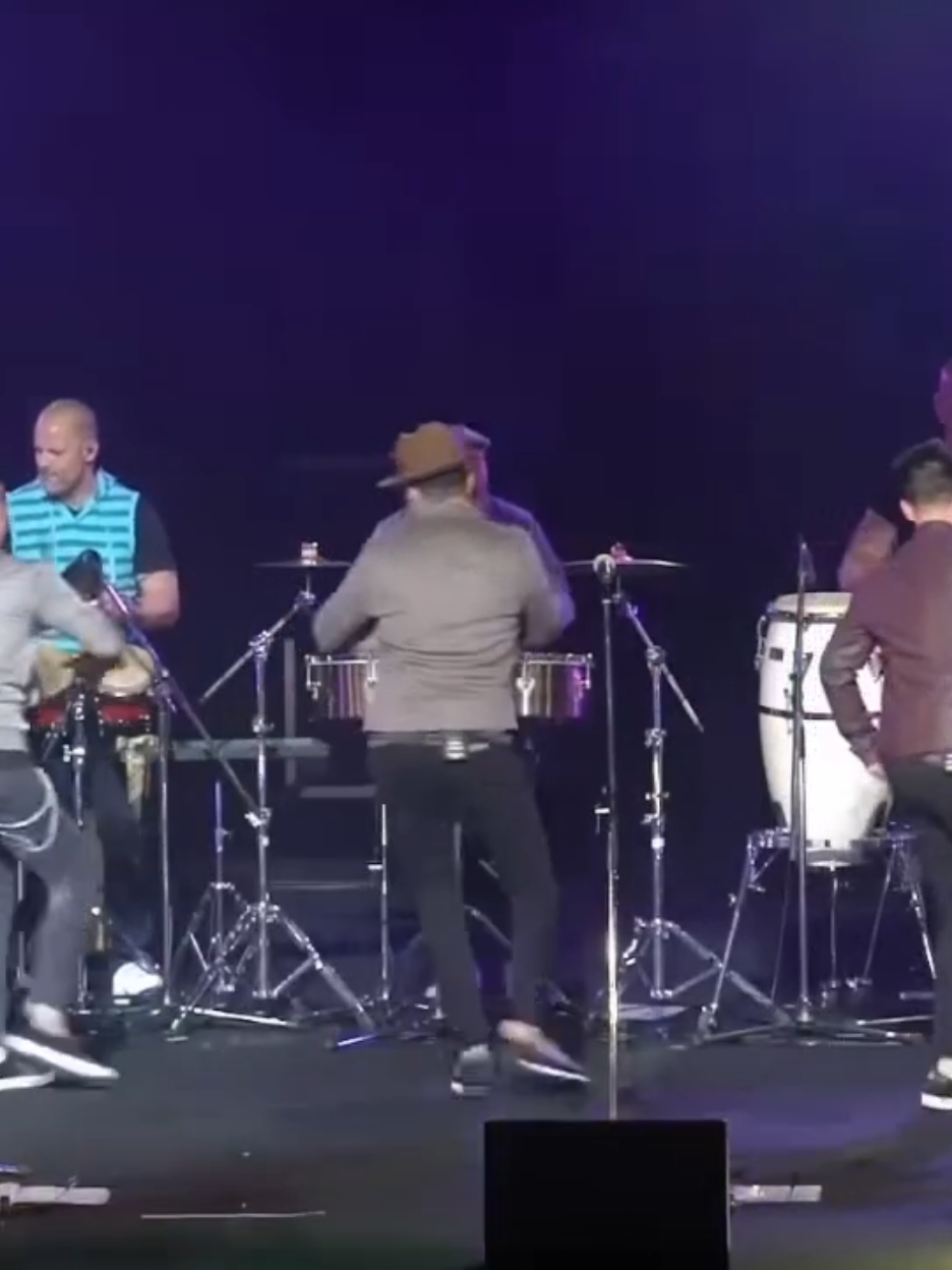 Un popurrí de Guaco viajando con los clásicos que todos bailamos , disfrutamos y gozamos... clásicos guaqueros en uno solo ... Dale guaya 🖐🏻✌🏻⭐ papa  Guaco - Popurrí Guaquero (Noche Sensacional, Billetero , pastelero y Cepillao) Japan tour @GUACO @GustavoGuaco @LuisfBorjas @Mark Melendez @soymayorca  #guaco #guaquero #guacoesguaco #popurriguaquero #venezuela🇻🇪 