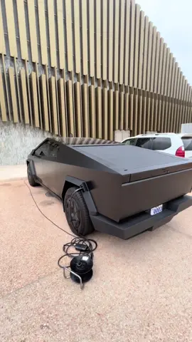 Tesla cyber truck dans les rues de cotonou  #foryou #cotonou229🇧🇯 #benintiktok🇧🇯 #teslaacotonou #tesla 