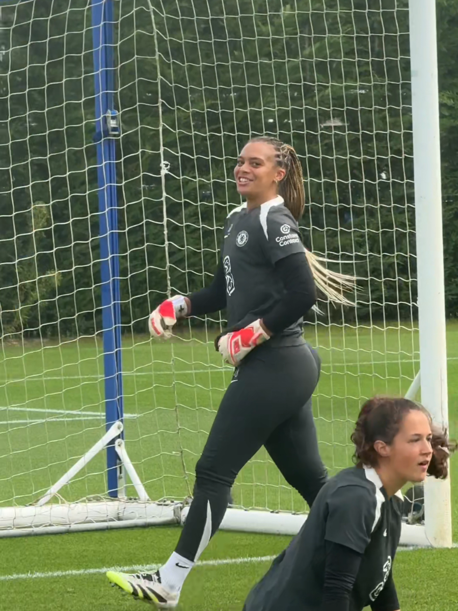 Goalkeeper BADDIES 😍💖⚽️🧤 @Becky Spencer and @khiara.k98 reppin @Chelsea FC Women and @Manchester City 😍⚽️🧤 #BaddiesInSports #BlackWomenInSports #Chelsea #WSL #MCFC 