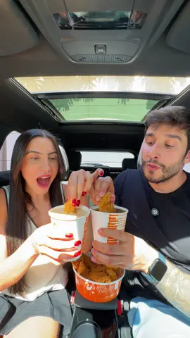 Chegaram mais 2 novos Super Molhões no Popeyes 😍 Pensaram que a chuchada tinha acabado, né? Mas o @Popeyes Chicken Brasil 🍗  chegou com o molho Parmesão e o Lemon Pepper! Nos tamanhos 100g - Molhões (balcão, totem e delivery E no tamanho 400g - Super Molhões (balcão e totem) E a melhor combinação é com as tiras de filé sequinhas, crocantes e suculentas!  Os novos molhões já estão disponíveis, garante o seu que a chuchada não pode parar! *pu bli Campanha válida a partir de 22/08/2025 e enquanto durarem os estoques. Produtos disponíveis nos tamanhos de 100g e 400g, nos novos sabores Lemon Pepper e Parmesão, além dos sabores já existentes: Barbecue, Nola Rose, Louisiana Maionese Temperada e Maionese Tradicional. Após aberto, consumir em até 12 horas. A versão de 100g está disponível no balcão, totem e delivery, já a de 400g está disponível apenas no balcão e totem. Oferta sujeita a alteração ou encerramento sem aviso prévio. Itens adicionais ou substituições serão cobrados à parte. Sujeito à disponibilidade em estoque. Imagens meramente ilustrativas. Popeyes Louisiana Kitchen, Inc. 2025. Todos os direitos reservados. #frangofrito  #popeyes #molho #molhos #molhões 