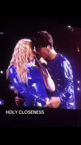 IM GOING INSANE THIS IS CRAZY 🤭🩷 (there noses we’re practically touching they are getting closer every show) @Malachi Barton @Freya Skye #fyp #foruyou #trend #trending #malachibarton 