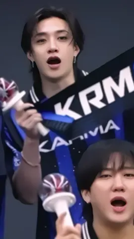 #BANGCHAN:: ele beijando o Seung, pais 🙏 || Bangchan Fancam Karma Azul || #fancam #straykids #mokabycams 