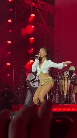Tyla performando “Is It” no Brasil no evento de inauguração da #HmBrasil 🔥🐾 #tyla #fyp #foryou @TYLA 