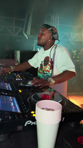 Kabza De Small dropping Black Coffee’s ‘Superman’ in London 🦸🏽‍♀️🦹🏾‍♂️   — with Felo Le Tee, Kelvin Momo, Scotts Maphuma & Oscar Mbo grooving along. #blackcoffee #kabzadesmall #southafricatiktok🇿🇦 #msanzitiktok #fyp 