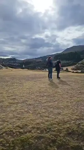 Recorriendo la fortaleza de Saqsaywaman, en las afueras de Cusco 🇵🇪 #saqsaywaman #fyp #fypシ゚viral #peru #follow 