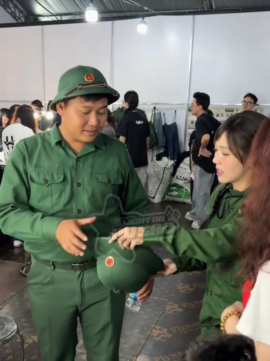 Ê sao hậu trường chỉnh mũ cho nhau không ngại, mắc gì lên sân khấu ngại vậy 2 sốp 😂😂😂@Mơ Craft&Art  #hauhoang #muitruonglong #muitruonglonghauhoang #saonhapngu #saonhapnguconcert 
