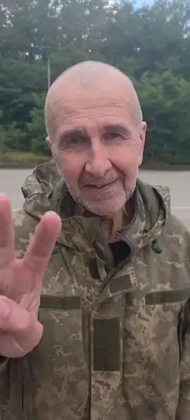 Звільнений з полону ексмер Володимир Миколаєнко вітає рідний Херсон з Днем Незалежності! 🇺🇦 💔 Понад три роки він провів у російській неволі, а у 2022-му свідомо відмовився від обміну, щоб врятувати українського воїна. 📸 Прокудін Олександр