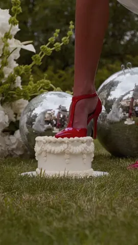 👉 Here’s how you’re supposed to cut a wedding cake 🫣😆