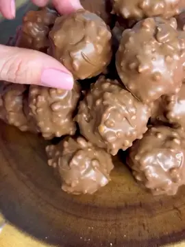 ferrero rocher caseiro...receita simples e fácil que não vai ao fogo. #rendaextra #video #videoviral #ferrerorocher 