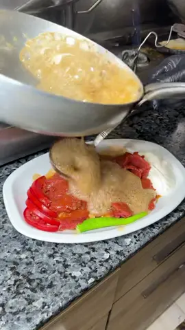 Sucuk Döner İskender  . Geçen ay ki Afyon gezimde Afyonun tescilli ürünlerinden biri olan sucuk döner'i denemeye geldim ustam kendi elleriyle bana güzel bir sucuk iskender hazırladı bende sizler için Sucuk Döner'in en baştan en sona hazırlanış aşamasını çekimledim ve çekimden sonra sucuk döner'in tadına baktım ben bu lezzeti çok beğendim harikaydı  . #afyon #sucukdöner #lezzet #yemektarifleri #yemekturkiyecom