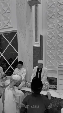 🌙✨ Marhaban Ya Rabiul Awal ✨🌙 Bulan penuh cahaya telah tiba… 🌸 Bulan di mana dunia disinari kelahiran manusia agung, Rasulullah Muhammad ﷺ. 💐 Mari kita sambut bulan penuh berkah ini dengan memperbanyak shalawat, meneladani akhlak mulia Rasulullah, dan menghidupkan sunnah-sunnah beliau. 📖 Allah SWT berfirman: وَمَا أَرْسَلْنَاكَ إِلَّا رَحْمَةً لِّلْعَالَمِينَ 