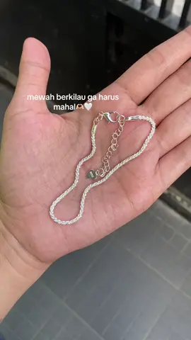 uda cantik elegan mewah lagi 🤏🏻 #cekkeranjang #silver #gelangtitanium #fypage #mewah 