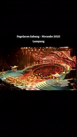 Lampung pun ikut memeriahkan panggung pagelaran malam ini. bravooo Lampungg💛#pagelaransabangmerauke2025 #broadwaymusicals #lampung #panglipangdang❤ #lagu lampung pesisir 