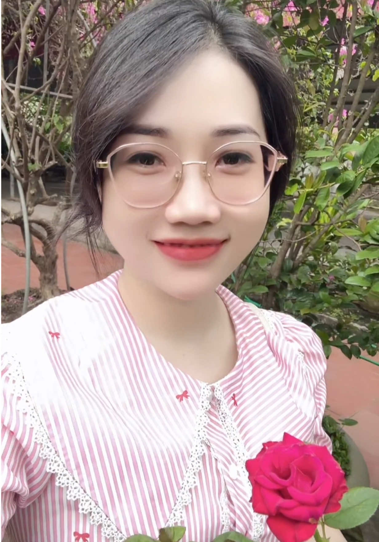 Yêu hoa nhưng hoa không yêu lại, bằng chứng là gai đâm 🥲🌹 Nay chưa mua đc hoa cắm 😞 #vườn #nhà #ông  #chủnhật 