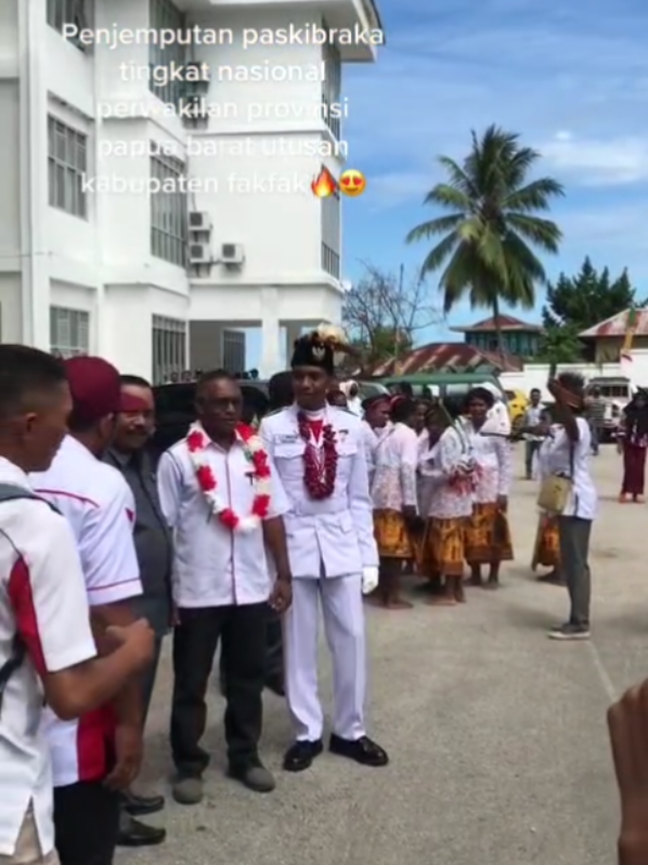 ✨🌺 Kebanggaan Papua: Paskibraka Nasional Disambut Meriah di Tanah Kelahiran 🌺✨ Hari yang penuh kebahagiaan menyelimuti Papua ketika putra-putri terbaik daerah kembali dari Jakarta setelah menunaikan tugas suci sebagai Pasukan Pengibar Bendera Pusaka (Paskibraka) Nasional 2025. 🇮🇩 Mereka bukan sekadar pengibar bendera, tetapi juga simbol harapan, kerja keras, dan persatuan bangsa. Di tanah kelahirannya, sambutan hangat pun digelar. Anak-anak sekolah berdiri berjejer sambil membawa bendera kecil, mama-mama Papua menabuh tifa 🎶, dan para tokoh adat menyampaikan ucapan syukur dengan doa serta tarian penyambutan. Kehangatan itu menunjukkan betapa besar kebanggaan masyarakat Papua terhadap prestasi generasi mudanya. 🌄💐 Pemerintah menegaskan bahwa keberhasilan mereka adalah hasil dari perhatian serius pada pendidikan, pembinaan karakter, dan pembangunan sumber daya manusia Papua. 💪🔥 Melalui program-program strategis, kini semakin banyak ruang yang terbuka luas bagi anak-anak Papua untuk mengembangkan diri dan bersaing di tingkat nasional. Kisah para paskibraka ini memberi pesan penting bagi generasi muda Papua: bahwa disiplin, kerja keras, dan cinta tanah air adalah kunci untuk mencapai mimpi. 🚀✨ Mereka adalah bukti bahwa Papua bukan hanya memiliki kekayaan alam yang melimpah, tetapi juga kekuatan manusia yang siap mengisi masa depan bangsa. 🌍❤️ Senyum bangga dan langkah tegap para Paskibraka Nasional asal Papua kini menjadi inspirasi. Mereka mengajarkan bahwa meski berasal dari ujung timur Indonesia, kesempatan untuk berprestasi dan mengibarkan Merah Putih di istana negara adalah hak yang bisa diraih siapa pun yang mau berusaha. 🙌🇮🇩 Dengan penuh kebanggaan, Papua menyatakan bahwa putra-putrinya siap ikut serta dalam perjalanan menuju Indonesia Emas 2045. Mereka bukan hanya pengibar bendera, tetapi juga pengibar harapan bagi seluruh rakyat Indonesia. 🌟🤝 #PapuaIndonesia #TongBaronda #Paskibraka2025 #InspirasiPapua #CintaIndonesia