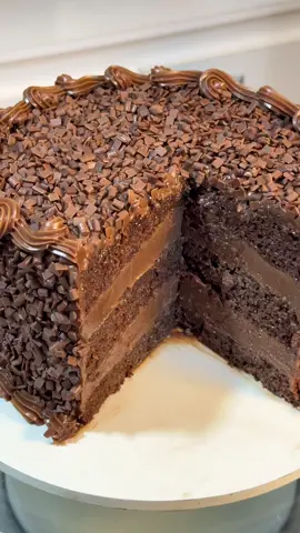 🍫 Bolo de Brigadeiro Cremoso Se você é fã de um bolo fofinho, molhadinho e com muito brigadeiro, essa receita é pra você! ❤️✨ 👉 Ingredientes da Massa: • 6 ovos - (300g) • 1 ¼ xícara de leite (300 g) •	¾ xícara de óleo (180 g) •	1 ½ xícara de açúcar (300 g) •	¾ xícara de cacau em pó (80 g) •	2 xícaras de farinha de trigo (300 g) •	1 colher de sopa de fermento em pó (15 g) •	½ colher de chá de bicarbonato de sódio (3 g) •	1 colher de sopa de vinagre (20 ml) 👉 Calda para Molhar: •	1 xícara de água (250 g) •	½ xícara de açúcar (100 g) •	3 colheres de sopa de cacau em pó (20 g) 👉 Brigadeiro Cremoso (recheio e cobertura): •	3 latas de leite condensado (3 x 395 g) •	3 caixinhas de creme de leite (600 g) •	1 xícara de chocolate em pó 33% (120 g) •	2 colheres de manteiga sem sal (100 g) Esse bolo é perfeito para festas, sobremesas em família e até para vender! 💬 Marca aqui um amigo que precisa ver esse bolo👇 #BoloDeChocolate #Brigadeiro #Confeitaria #ReceitasCaseiras #ChefPatricksantos   