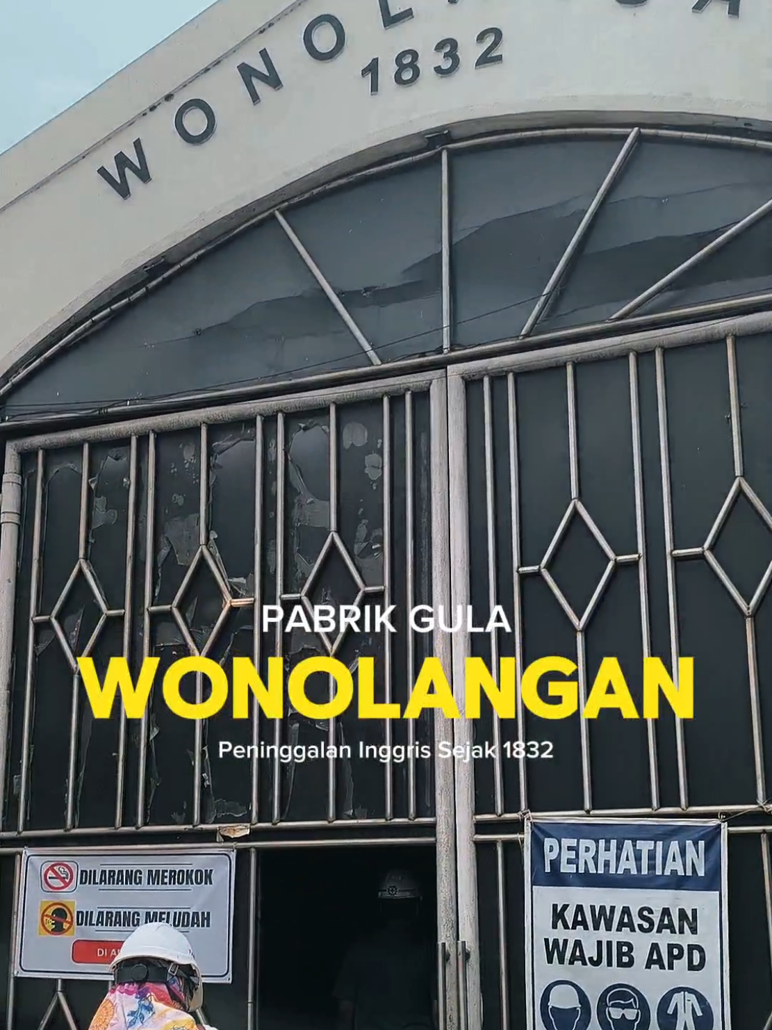 Saya mengajak kamu menengok, Pabrik Gula Wonolangan Probolinggo yang berusia hampir 200 tahun.  Pabrik ini masih beroperasi sejak dibuka oleh pengusaha Inggris l, Charles Etty pada 1832. Lokasinya di Jalur Deandles Probolinggo barat.  #pabrikgula #walkingtoyr #indobesianhwritage #wisatasejarah #kaosvintage 