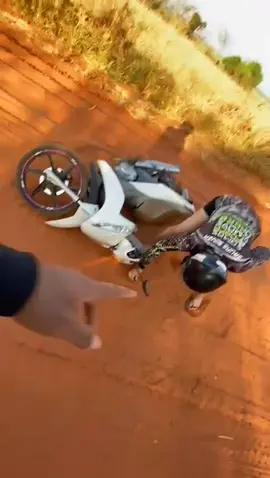 nos caiu e ela teve crise de riso e fez isso nas minhas costas fdm😡..e nem vi de dor no pé 🤣🤣🤣🤣🤣🤣🤣🤣